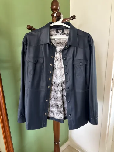 Camisa de pelica azul praticamente nova! Vendo por 1500
