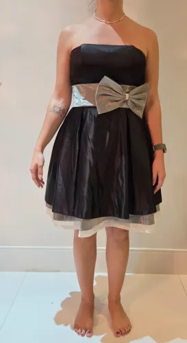 Vestido Curto de Festa Tomara-que-Caia Preto com Laço Prata