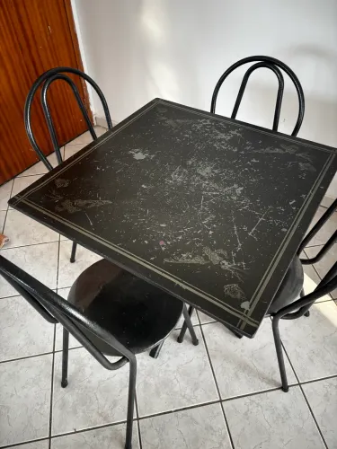 Vende se mesa de 04 cadeiras em ótimo estado