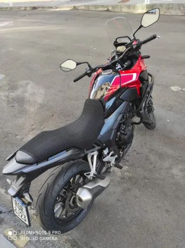 Moto Honda 500 x no ponto de transferência