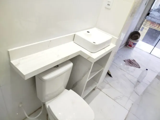 Balcão e armário de porcelanato trabalho fino e bem executado