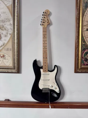 Guitarra Squier Stratocaster com Head Fender - Preta - NOVA