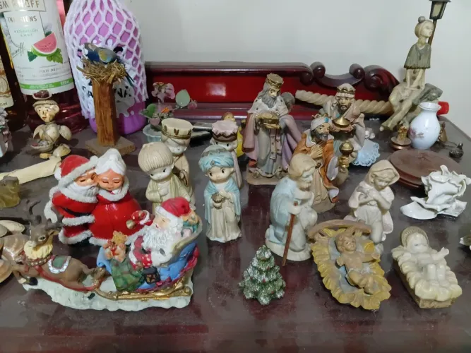 Antigas estatuetas temáticas de Natal e de Presépio em resina