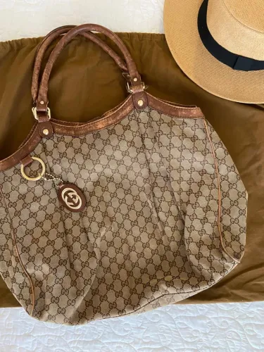 Bolsa Gucci monograma