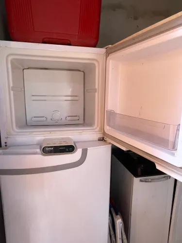 Vende-se geladeira em ótimos estado! Funcionando tudo certo