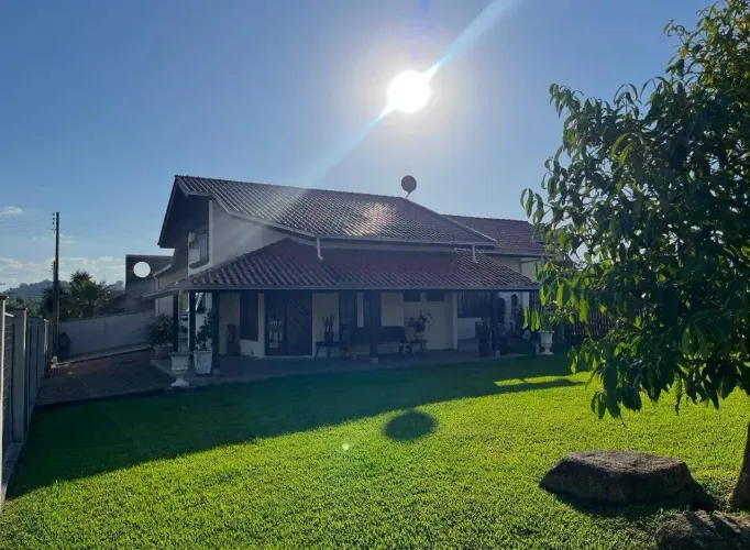 Sobrado encantador no Bairro Amizade, com piscina e área de festas.
