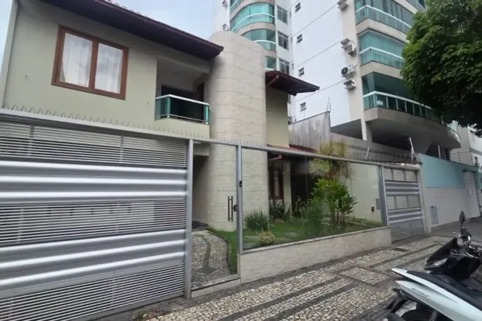 Casa Duplex para Venda emJardim Camburi, 4 dormitórios, 2 suítes, 5 banheiros, 4 vagas