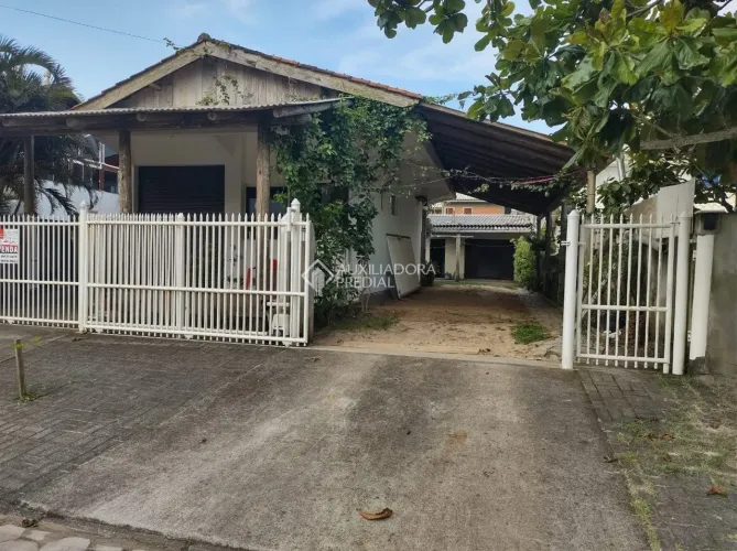 Casa à venda em Palhoça - Excelente localização na Praia do Meio