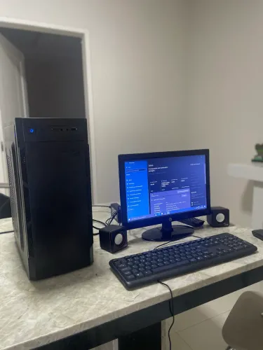 pc completo, com monitor e computador