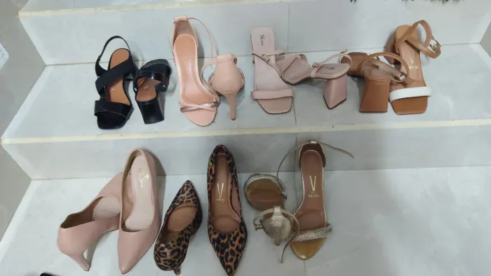 Vendo esse lote de sandália tamanho 36 tudo por 65 reais