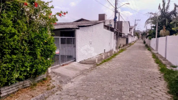 CASA COM AMPLO TERRENO DE 390m2 À VENDA NO BAIRRO TAPERA EM FLORIANÓPOLIS - SC POR R$ 445.