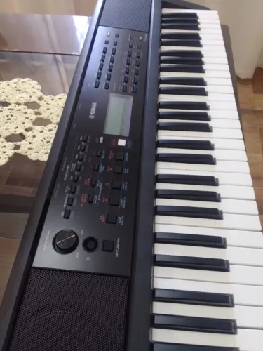 Teclado Yamaha PSR-E383 em Perfeito Estado