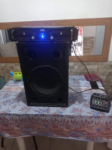 Caixa de som, mesa, amplificador 