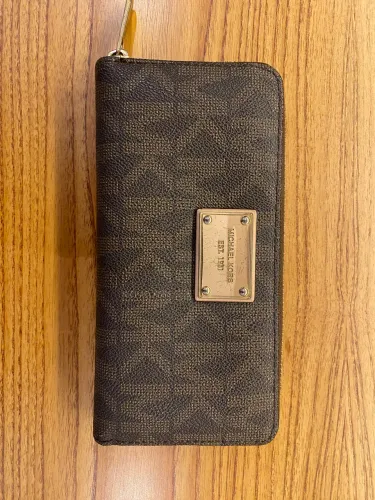 Carteira Michael kors zip around signature logo