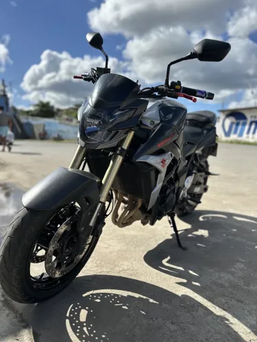 Vendo/Troco Suzuki GSR 750