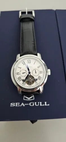 Relogio seagull skeleton fundo branco com detalhes 