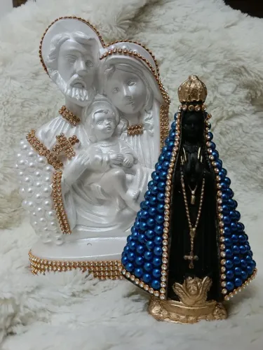 ?Kit Religioso: N. Sra Aparecida + Sagrada Família + Brinde Chaveiro