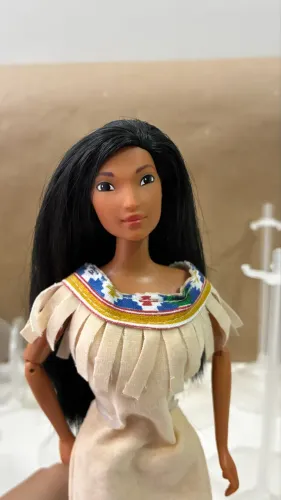 Boneca Pocahontas antiga 