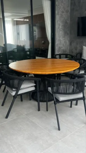 Mesa de varanda de madeira com corda náutica 