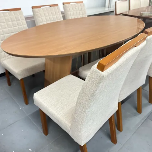 Mesa resistente de madeira