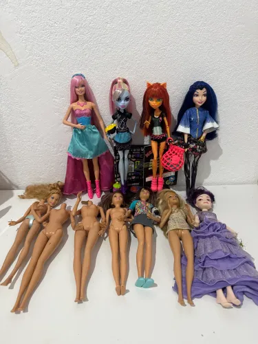 Lote Barbie e monster high