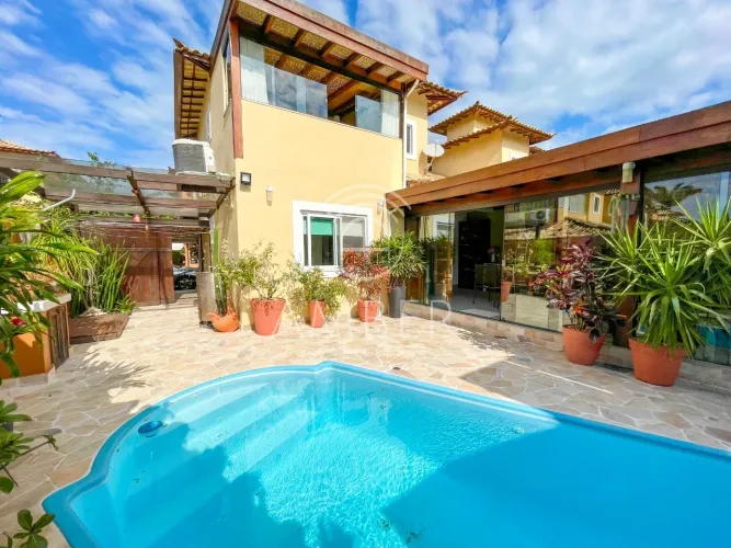 CASA COM VISTA PARA O MAR, PISCINA AQUECIDA E ENERGIA SOLAR EM BÚZIOS