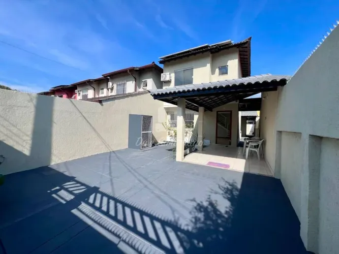 Casa Duplex Reformada em Itaipu: 4 Quartos (1 Suíte), Energia Solar e 2 Vagas
