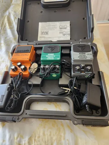 Pedaleiras Behringer e Boss