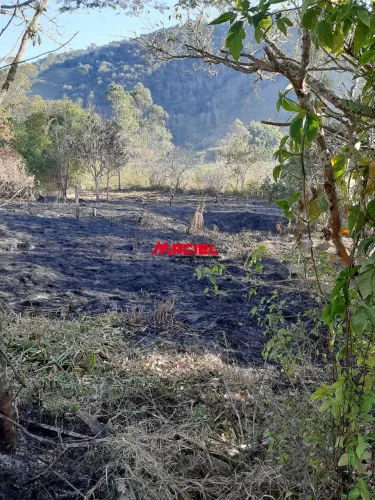 ÁREA EM PARAIBUNA, EM EXCELENTE LOCALIZAÇÃO