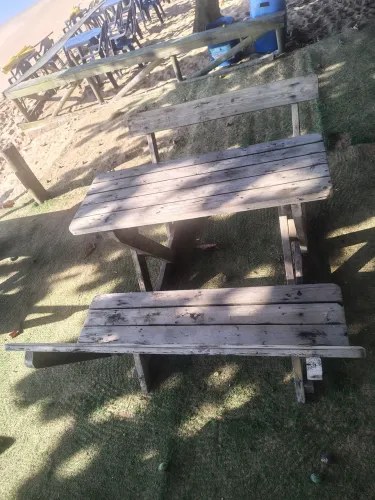 Vendo mesas de madeira com bancos