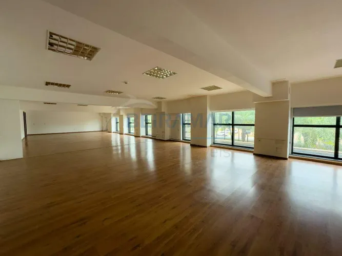 5 Salas com Vista para a W3 Norte, Sala de Reunião, Recepção, Copa e Banheiro Coletivo no 