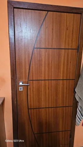 Vendo porta de madeira em bom uso medida 2,10x82 completa com os alisados fechadura