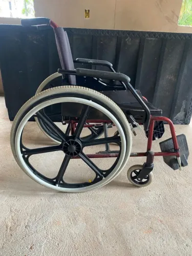 Cadeira de rodas pouquíssimo usada!