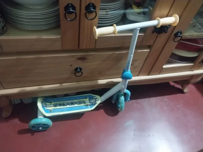 Vendo esse patinete da marca scorcher,em ótimo estado rodas de silicone, branco com azul