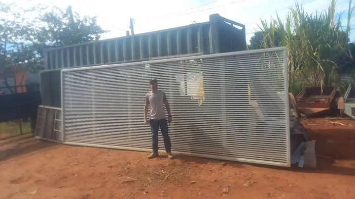 Vendo portão esquadria de alumínio de dois metros e trinta por seis metros valor 8 mil