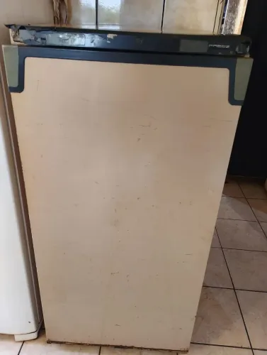 Vendo freezer com gaveta praticamente zera com alguns detalhes na parte da frente