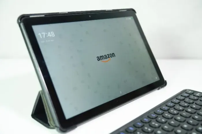 Acompanha o tablet Amazon Fire HD 10 de 13ª geração com 32GB de armazenamento, 3GB de RAM,