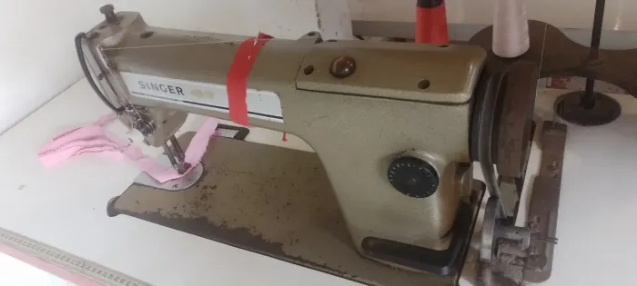Máquina de costura. Reta singer