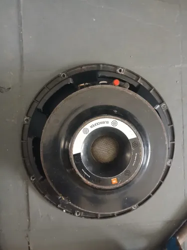 Grave de 15" - Tornado JBL 2.200 (1.100rms)