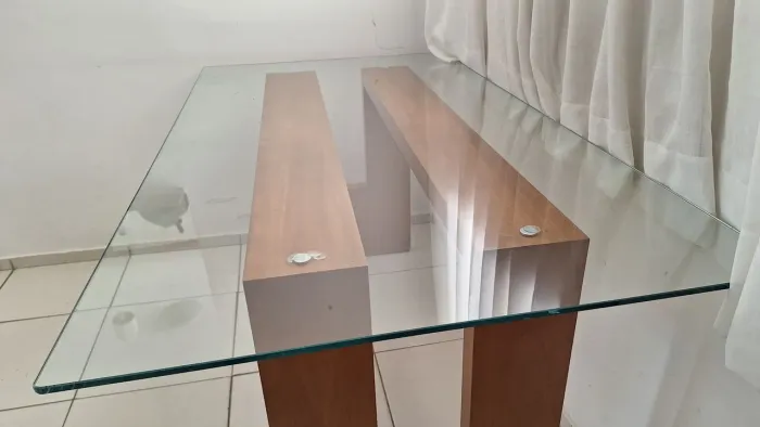 MESA DE ALTO PADRÃO - MADEIRA MACIÇA E TAMPO DE VIDRO