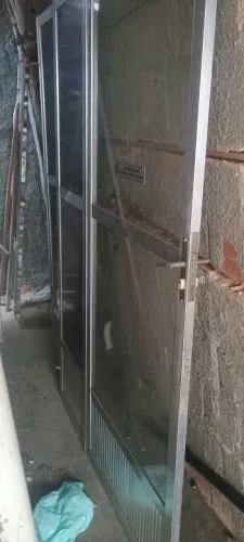 Portas de alumínio e grande de ferro 