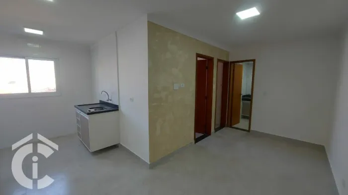 O condomínio está bem localizado na Avenida Vila Ema.