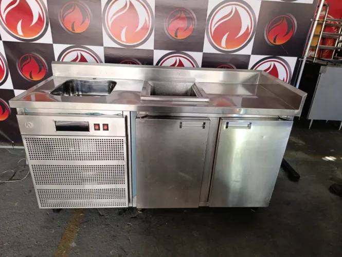 Balcão industrial 2 portas<br>Sendo 1 porta a esquerda freezer