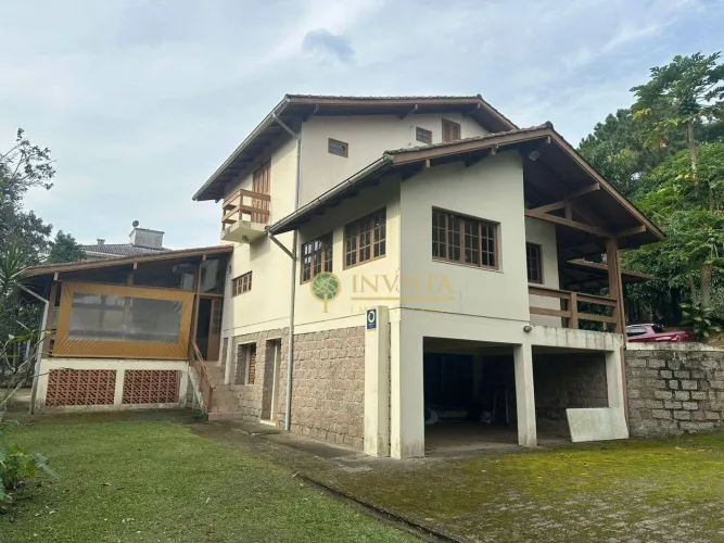 Exclusivo - Casa com caseiro, amplo quintal e espaço de festa com churrasqueira para locaç