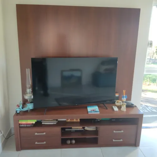 Rack com painel de tv