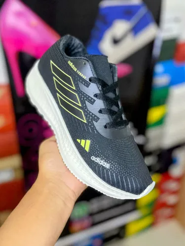 Tênis esportivo adidas bem levinho e confortável 