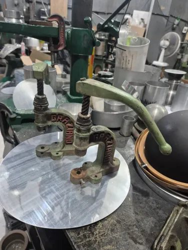 Vende-se Prensa manual e Máquina de aplicar Botaes