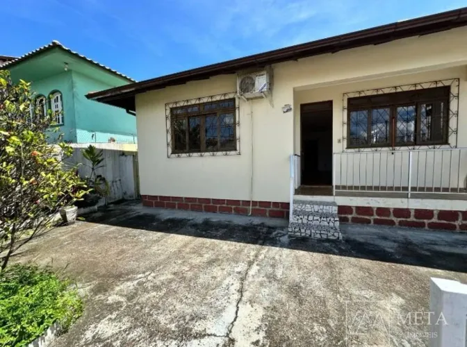 Casa de 3 dormitórios (1 suíte) no Abraão - Florianópolis/SC