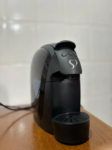 Cafeteira 3 corações com cápsulas variadas