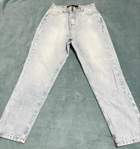 Calça caramelo e mom 